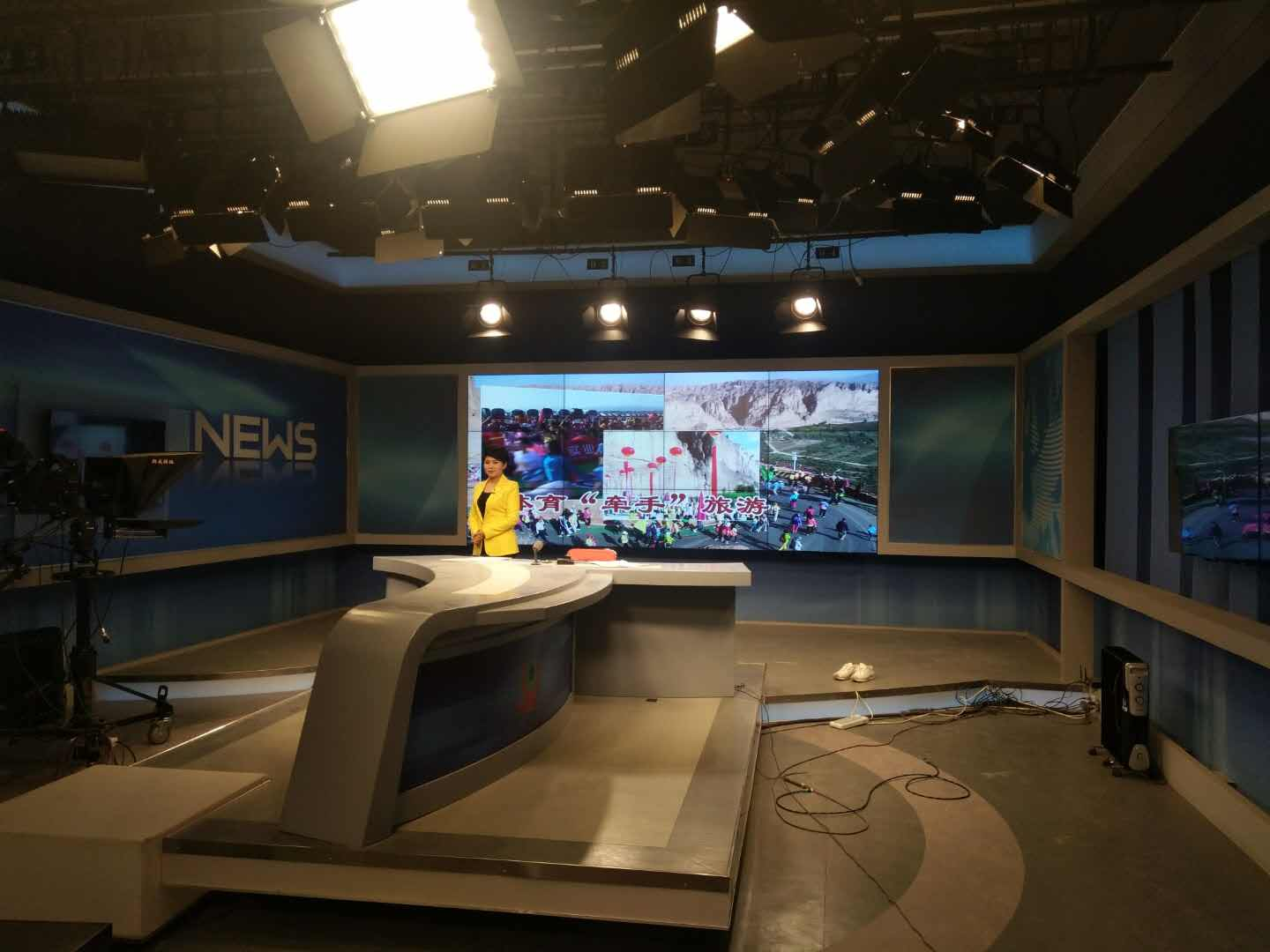 陜西電視臺演播室 55寸超清液晶拼接屏 3*4矩陣拼接 0.88mm拼縫